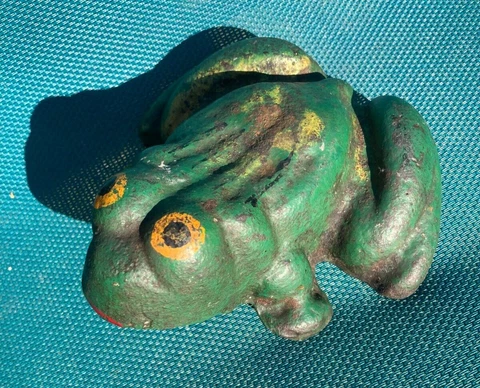 ANTIQUE STOVE FOUNDRY BULL FROG CAST IRON ADVERTISING DOORSTOP MARKED. REPAIR Cover