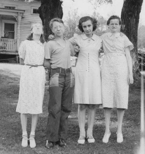 1940s Women Man Girl Group Portrait Rural Yard Trees Family Friends - Picture 1 of 3