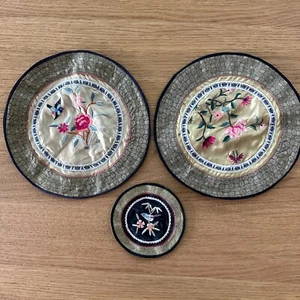 Menge 3 Vintage um 1950 Dun Huang 100 % Seide bestickt Blumen Deckchen rund - Bild 1 von 7