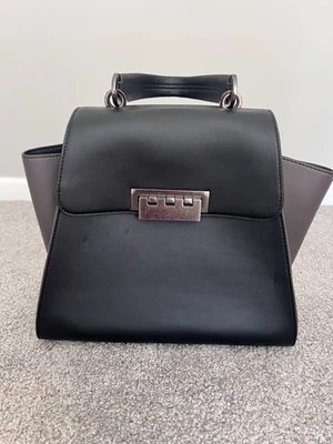 Bolso de hombro Zac Posen de cuero negro y gris con correa desmontable. Foto 1 de 3