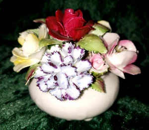 Vintage Royal Doulton Blumen Schale Figur Bone China Rosen Nelken 3" - Bild 1 von 4