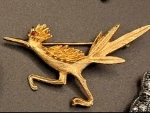 Boucher Roadrunner Brooch Signed Red Eye Gold Tone Vintage Pin Bird Textured 2.2 - Picture 1 of 4