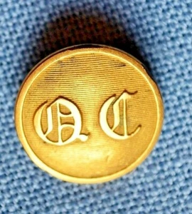 Botón años 1830-'40, "Q.C." - Imagen 1 de 2