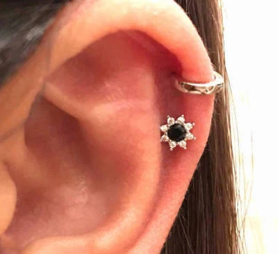 Cz Sunlower Orecchino Cartilagine,Piccolo Trago ,Graziosa Bilanciere Fiore Lobo - Immagine 1 di 4