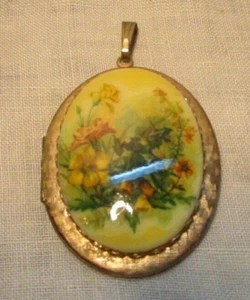 Brushed Goldtone Locket Floral Vintage Plastic Accent - Picture 1 of 14