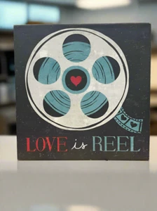 Love is Reel Wall Art - Foto 1 di 1