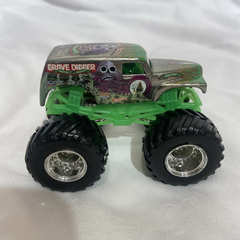 Monster Truck campeón de carreras Hot Wheels Grave Digger 1:64 25 aniversario 2006 Foto 1 de 4