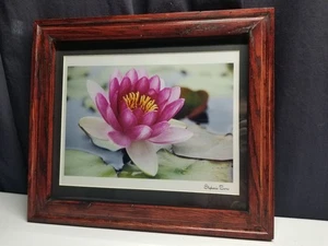 Fotografía firmada con flor de loto en papel metálico en marco de roble hecho a mano personalizado - Imagen 1 de 8