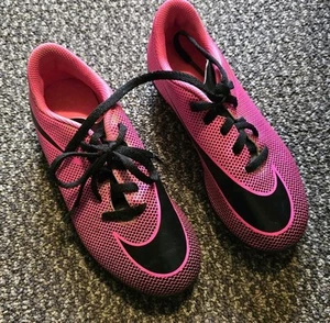 Girls Size 1Y Pink Black Nike Bravata II Soccer Cleats 844442-600 - Picture 1 of 7