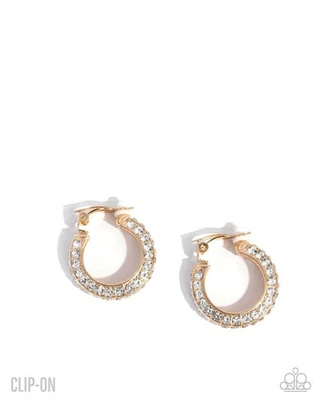 Paparazzi Date Night Debut - Ouro - Strass Branco - Clipe de argola dourado no brinco - Imagem 1 de 2