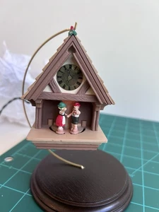 1987 Hallmark Light & Motion Ornament - Loving Holiday Kuckucksuhr QLX701-6 - Bild 1 von 1