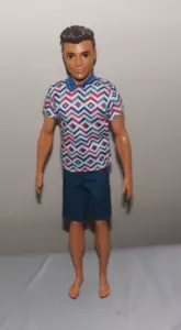 Muñeca Ken Fashionista 2016 piel oscura ojos marrones con camisa y pantalones cortos - Imagen 1 de 2