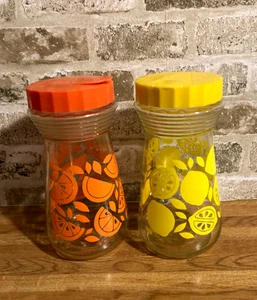 2 Vintage Glas Saft Karaffen mit Orange und Zitrone Scheibe Flip-Top Deckel 24 Unzen 60er Jahre - Bild 1 von 9