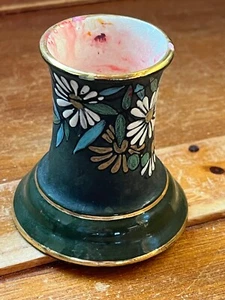Candelabro de porcelana pintado marcado vintage con margarita verde oscuro con margarita blanca y amarilla - Imagen 1 de 11