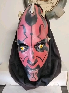 Gruselige ROTE Dämonen Maske mit Hörnern - Realistisches ROTES Teufel Horror Halloween Kostüm - Bild 1 von 4