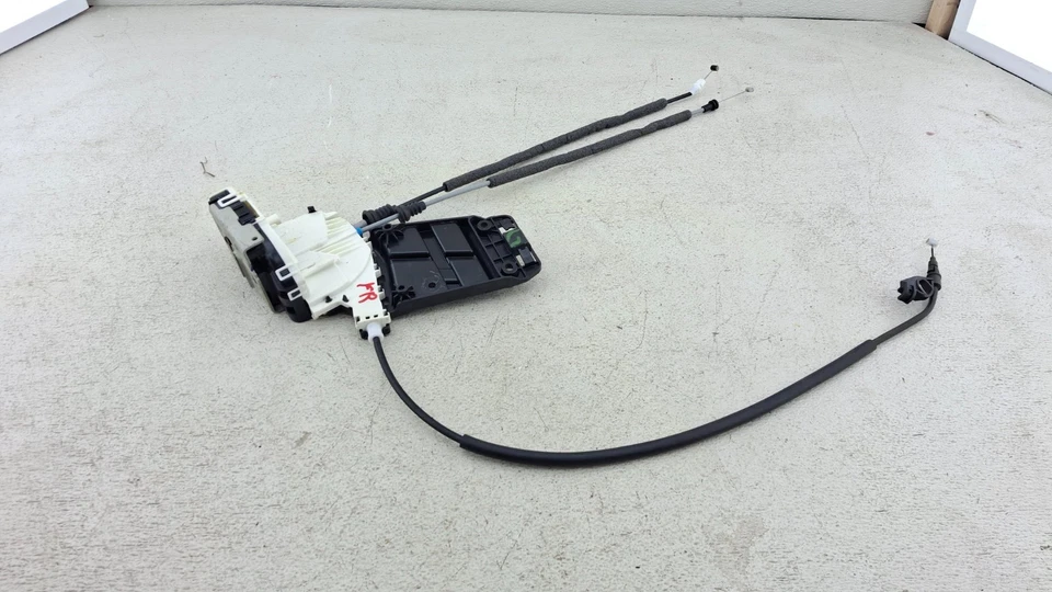 Jeep Compass 2017-2025 actuador de cierre de puerta del lado del pasajero delantero derecho OEM Foto 1 de 4