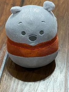 Peluche Disney Squishmallows 100 Shimmer Winnie The Pooh - Foto 1 di 8