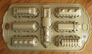 Williams Sonoma Nordic Express Train Cake Pan Mold Engine & 6 Car NWT - Picture 1 of 12