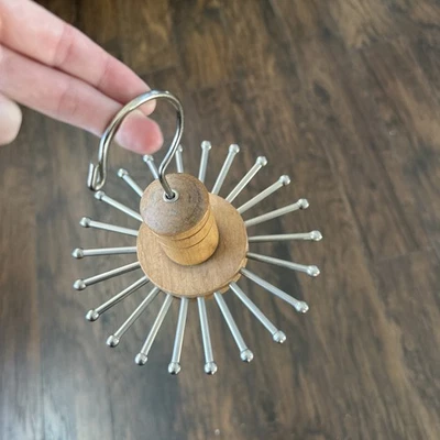 Soporte de cinturón giratorio vintage de madera y latón estilo mediados de siglo usado en excelente estado Foto 1 de 4