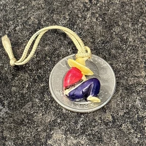 VINTAGE CELLULOID CHARM MEXICAN VAQUERO IN SOMBRERO SIESTA CRACKER JACKS TOY🔥 - Picture 1 of 2
