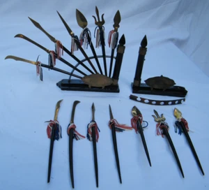 ¿Juego de 2 objetos de arte vintage de baquelita? ¿Y latón? Soportes con 14 lanzas 10" x 7" - Imagen 1 de 15