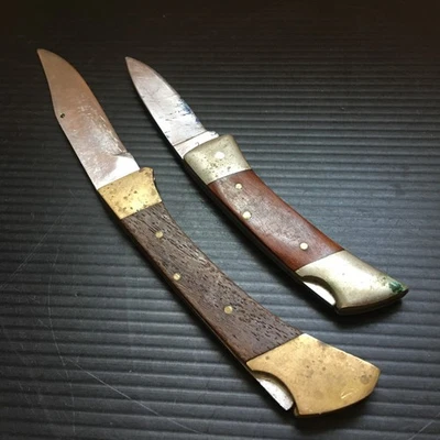 2 cuchillos de bolsillo plegables vintage años 70 Camillus y Pakistán con asas de madera Foto 1 de 4