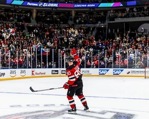 Tomas Tatar Salutes Crowd 2024 Global Series New Jersey Devils 8x10 NHL Photo - Picture 1 of 1