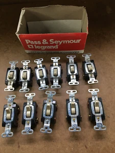11 interruttori a parete Pass & Seymour avorio 3 vie 15A 503-IG - Foto 1 di 6