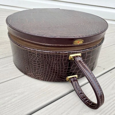 Maleta de equipaje de cuero de cocodrilo verdaderamente ligera a medida de colección años 50 caja de sombrero redonda Foto 1 de 4