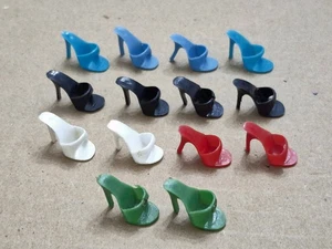7 paia di scarpe bambola Barbie vintage punta aperta tacco alto anni 60 Giappone - LEGGI - Foto 1 di 8