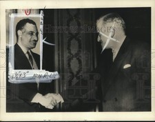 1957 Press Photo Gamal Abdel Nasser with Colonel Cyril Banks in Cairo, Egypt