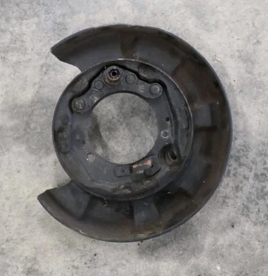 Protector antipolvo freno lateral pasajero trasero Toyota Supra MK3 86.5-92 FABRICANTE DE EQUIPOS ORIGINALES Foto 1 de 4