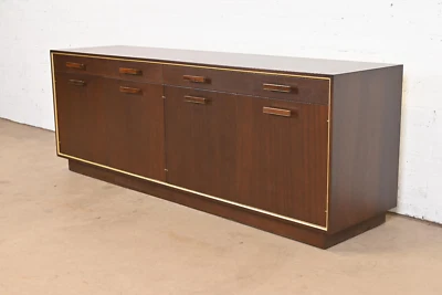 Aparador bajo Harvey Probber Mid-Century moderno de caoba y latón Credenza Foto 1 de 4