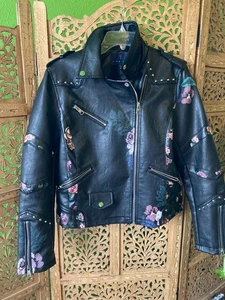 Kunstlederjacke schwarz Reißverschluss Taschen Nieten mit lackierten mauvefarbenen Rosen Größe Large - Bild 1 von 10