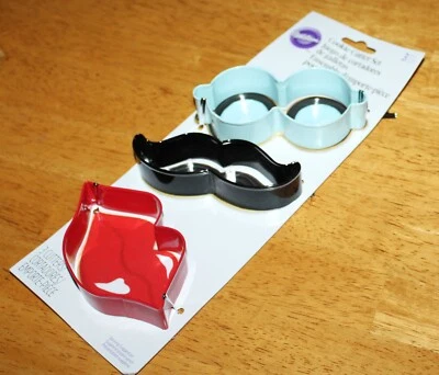 Wilton ~ JUEGO DE CORTADOR DE GALLETAS DE 3 PIEZAS #2308-3740 - LABIOS, BIGOTE, GAFAS - Nuevo Metal Foto 1 de 3