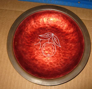 FRÜHE tiefrote Emaille mit Apfel auf Kupferschale Guildcraft Max Willie wie Dixon - Bild 1 von 9