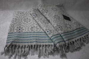 CYNTHIA ROWLEY BLUMENMEDAILLON BADE + HANDTUCH SET FRANSEN - GRAU/TÜRKIS/WEISS - 3-TEILIG - Bild 1 von 1