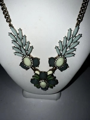 Collar llamativo Lulu Frost para J.Crew cristal verde salvia tono latón Foto 1 de 4