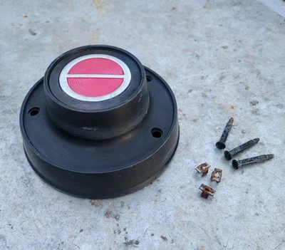 TAPA CENTRAL FORD (1) NEGRA PARA RANGER 1983-1987 CON TORNILLOS Y RETENEDORES Foto 1 de 4