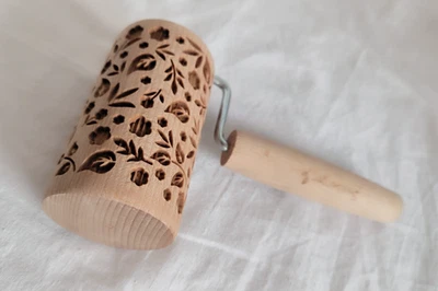Folkroll Teigrolle Prägerolle Motiv Blüten Blätter Buchenholz 9,5 cm - Bild 1 von 3