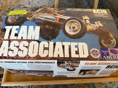Nuevo En Caja Team Associated Original RC10 Gold Pan 6010 Cadillac Sin Montar Foto 1 de 4