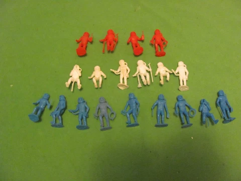 1960's MARX MPC Plastic Space Men Astronaut Toy Figures 4 Red, 6 White & 9 Blue Cover