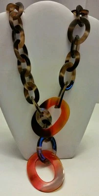 Precioso collar de diseño de eslabones de cuerno de búfalo lacado natural y naranja Foto 1 de 4