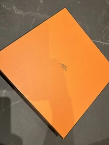 HERMÈS Scatola regalo vuota 26 x 26 x 6,5 cm nuova - Foto 1 di 3