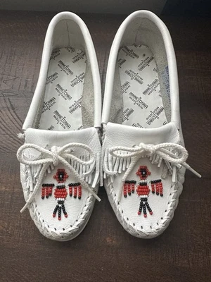 MINNETONKA White Leather Beaded Thunderbird Indian Moccasins Loafers Women's 7m - Image 1 of 4