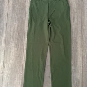 Pantalones rompedores de rendimiento Vineyard Vines para niños - 18 - verde ciprés excelente - Imagen 1 de 3