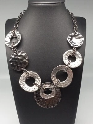 Ожерелье Laura Ashley с цепочкой из оружейного металла серебристого цвета с молотковыми дисками - Изображение 1 из 4