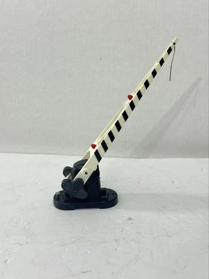 POSTWAR VINTAGE LIONEL #252 O GAUGE OPERATING LIGHTED CROSSING GATE WORKING - Image 1 of 3