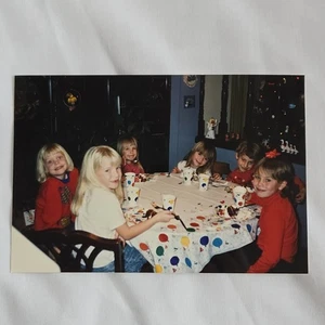 Foto d'epoca a colori istantanea della festa di compleanno della bambina tavolo dei bambini - Foto 1 di 7
