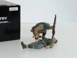 KING AND COUNTRY RA065 RUSSIAN SOLDIER TAKING STICK GRENADE FROM DEAD GERMAN - Picture 1 of 2